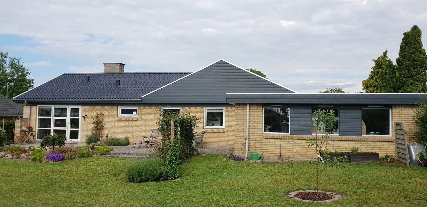 Hus med have og nyrenset tag og facade