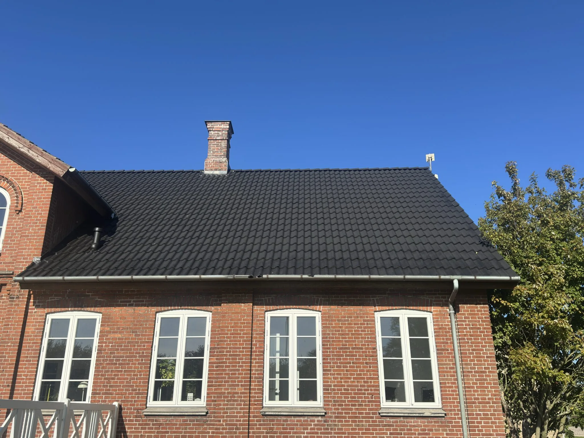Smukt forvandlet cementtegltag i Gelsted – fra falmet til fabriksnyt look